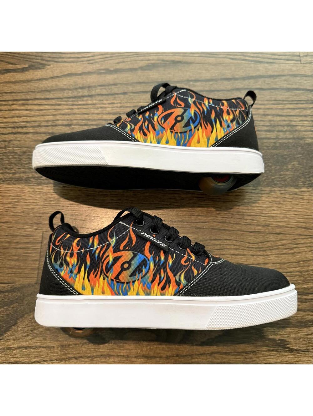 New Pro 20 Flame Print Heelys Youth Size 3